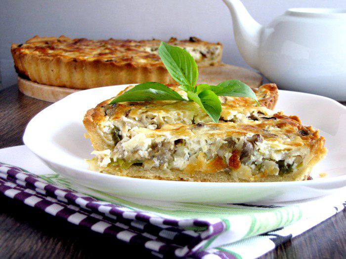 Пирог с луком-пореем и белыми грибами