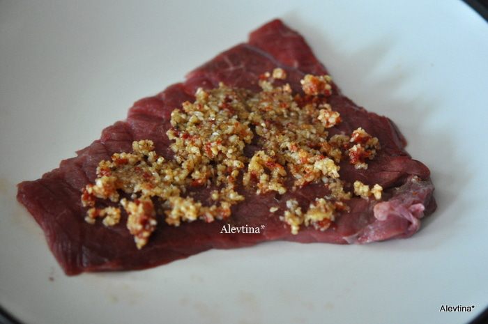 Мясные рулеты с орехами и вялеными помидорами