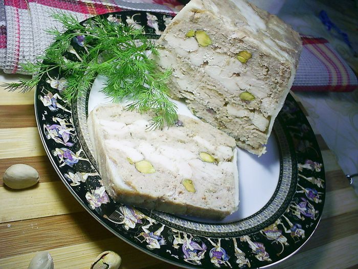 Комбинированный террин с маринованной курочкой и фисташками