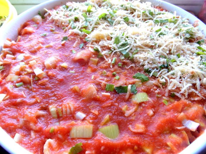 Баварские колбаски с итальянской пастой под сырным штрейзелем