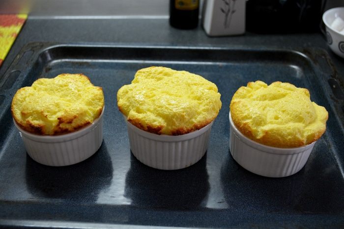 Сметанный соложеник с клубничным джемом