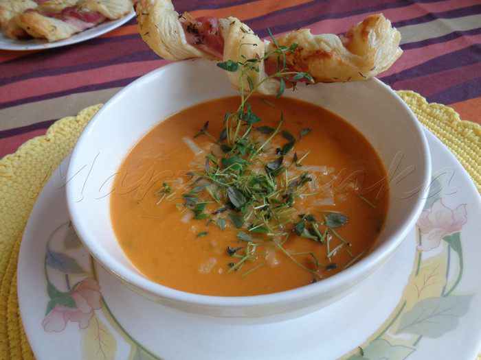 Тыквенно-томатный суп-пюре с беконовыми жгутиками