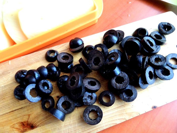 Сырный салат с оливками и авокадо