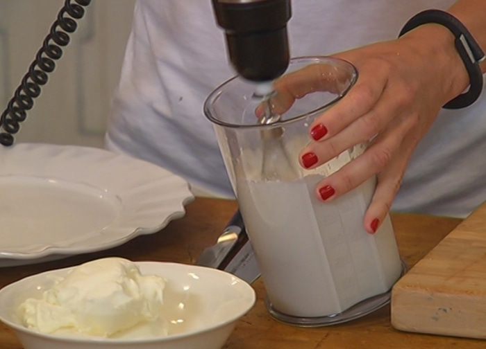 Торт «Павлова» с малиной и персиками