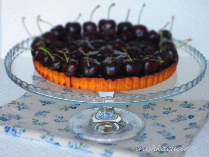 Кростата с черешней и ванильной панна коттой