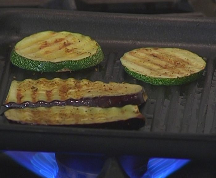 Пирог из фило с цукини и баклажаном 