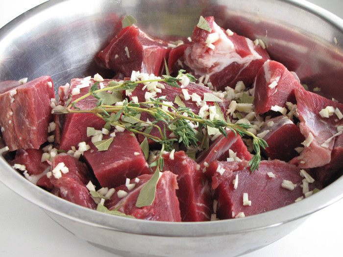 Баранина в пиве с пряными сливами