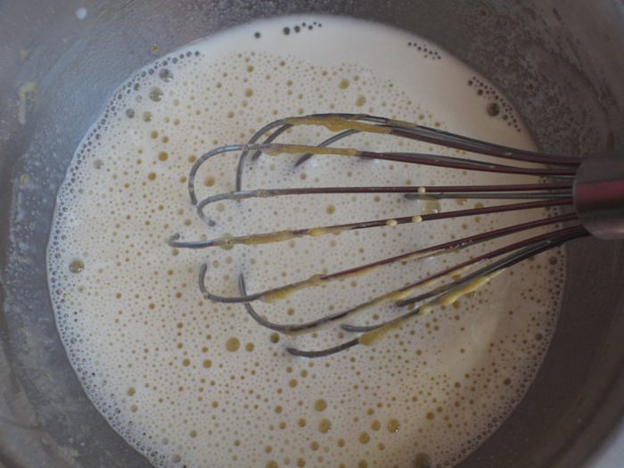 Пасхальные творожные булочки с заварным кремом и абрикосами