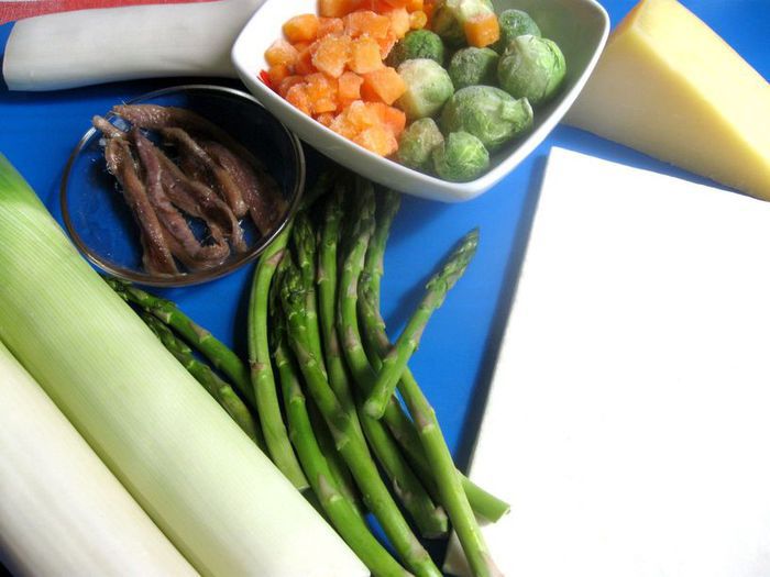 Пирог из слоеного теста с овощами