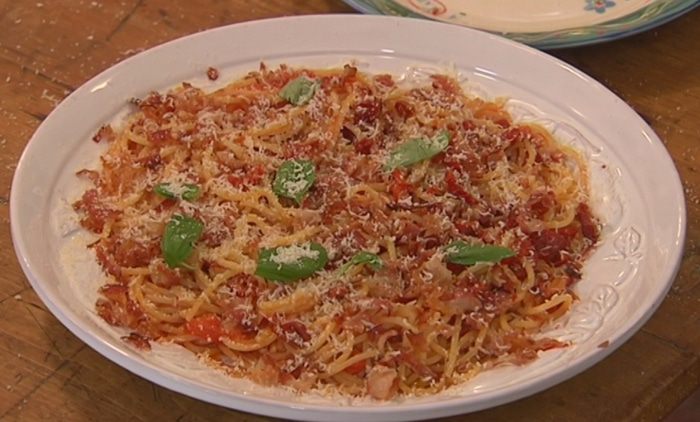 Спагетти с помидорами и беконом