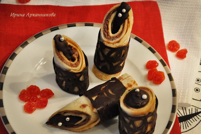 Блины с молочной начинкой в шоколадных кольцах