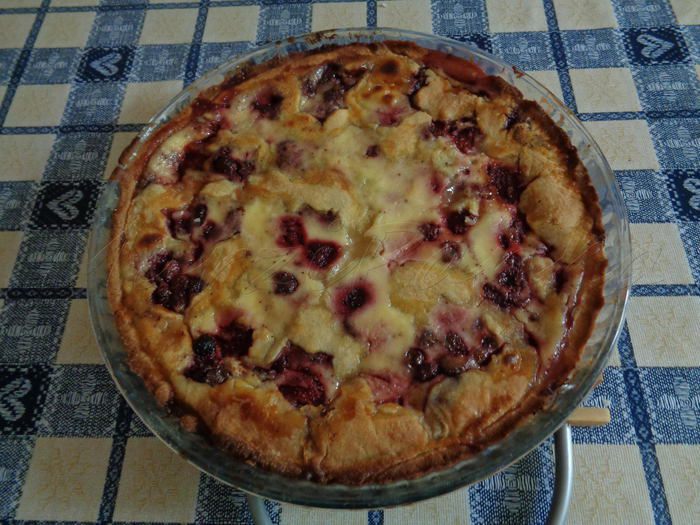 Ягодный пирог в нежной молочной заливке