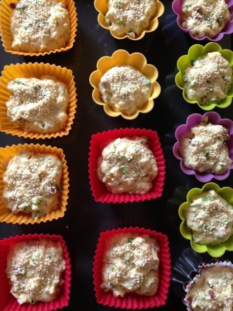 Закусочные кексы на сыворотке с сыром и охотничьими колбасками