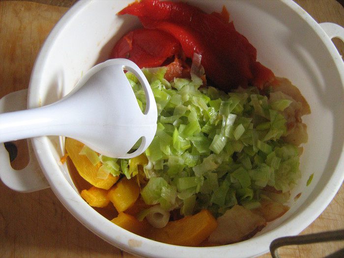 Суп из запечённой тыквы с грушами, сладким перцем и имбирём