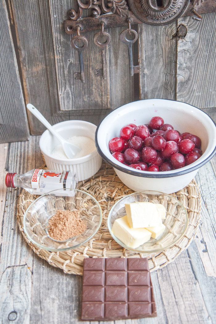 Блинный пирог с вишней и шоколадом