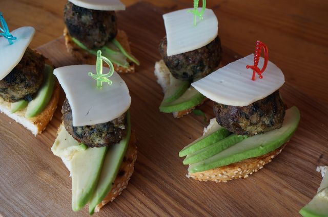 Мини-сэндвичи с тефтелями