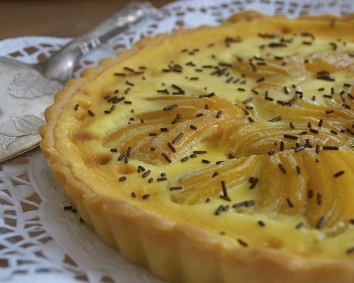 Шоколадно-сливочный тарт с фруктами