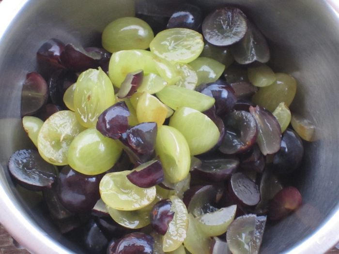 Медовый пирог с виноградом, шоколадом и маршмеллоу