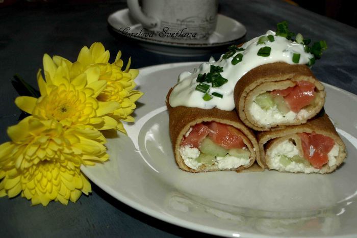 Блины с деревенским сыром, форелью и огурцами