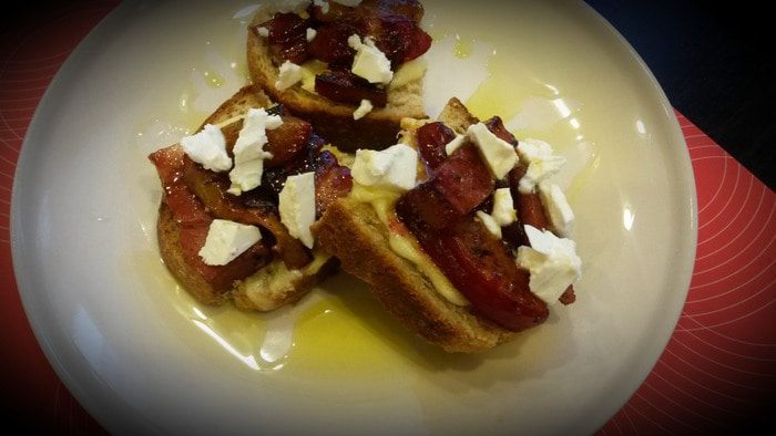 Бутерброд со сливами и грудинкой в меду