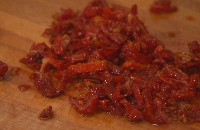 Спагетти с помидорами и беконом