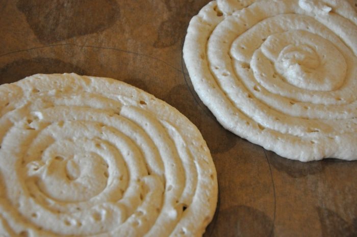 Миндальный торт с шоколадным муссом, безе и карамелью