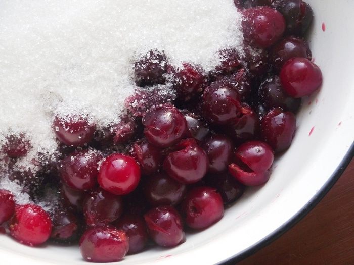 Варенье из вишни с корицей и коньяком