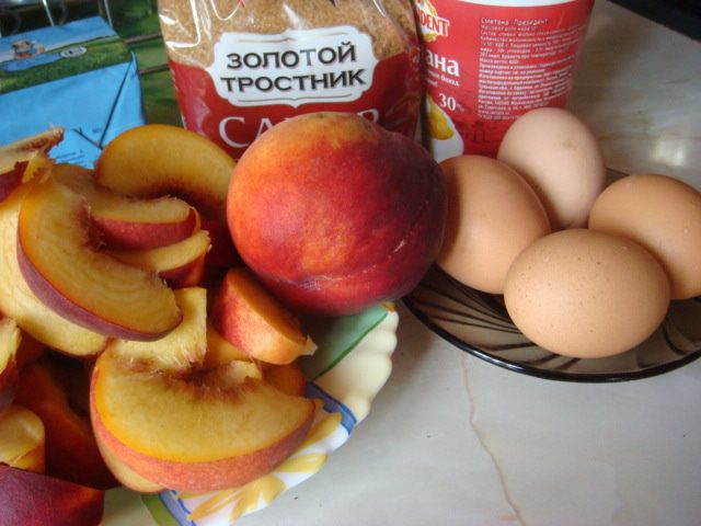 Пирог с персиками и маком