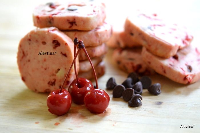 Печенье с шоколадными каплями и вишней мараскино