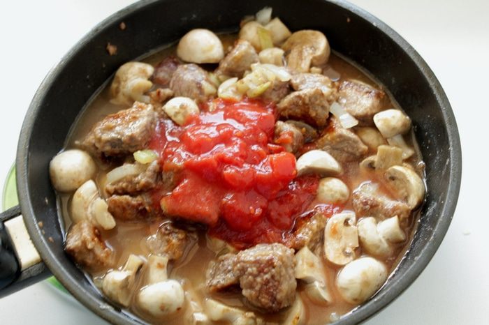 Мясо с грибами и сырными сконами