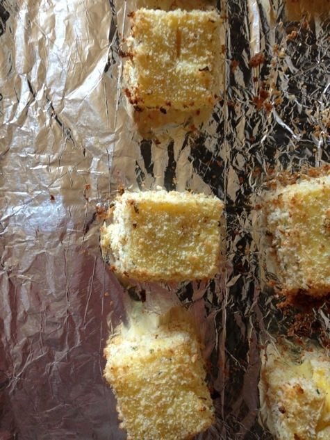 Закуска из поленты с козьим сыром и ароматными травами