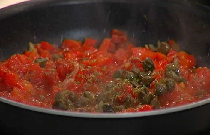 Пенне с острыми колбасками и сладким перцем 