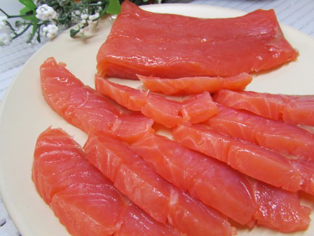 Бутерброды с лососем, свеклой и авокадо