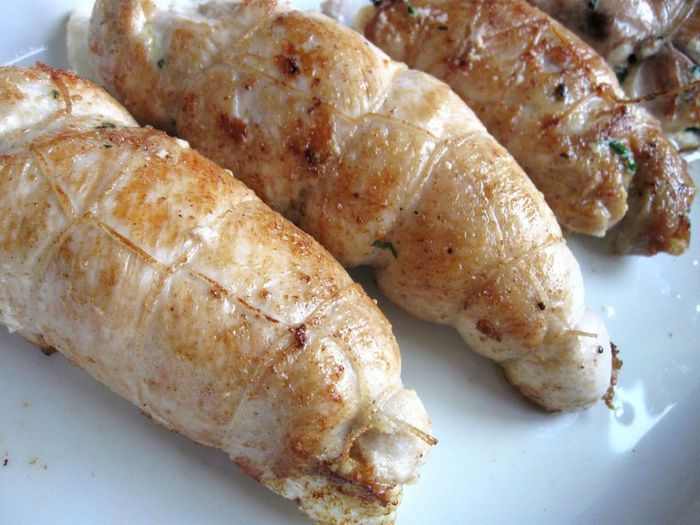 Куриные рулетики с сырным соусом