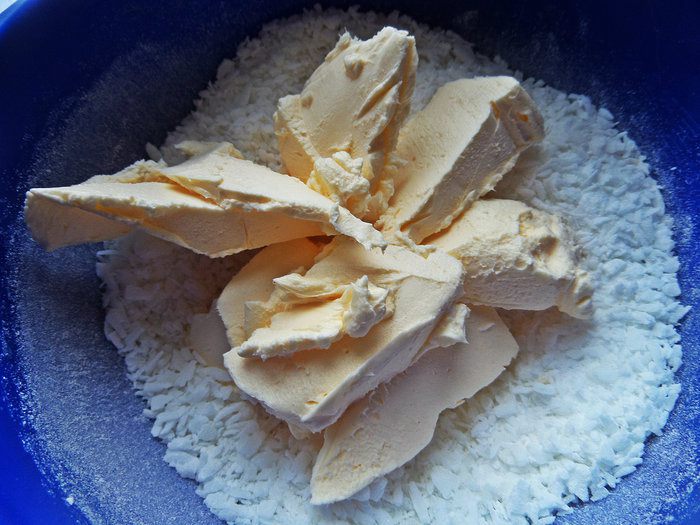 Быстрый кокосово-шоколадный рулет
