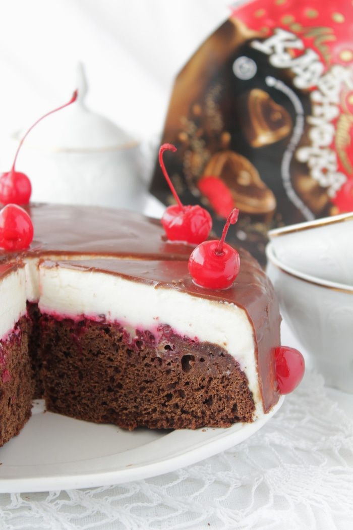 Шоколадно-брусничный торт с творожным кремом