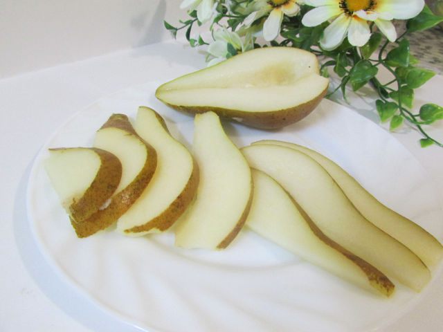 Теплый салат с грушей и голубым сыром