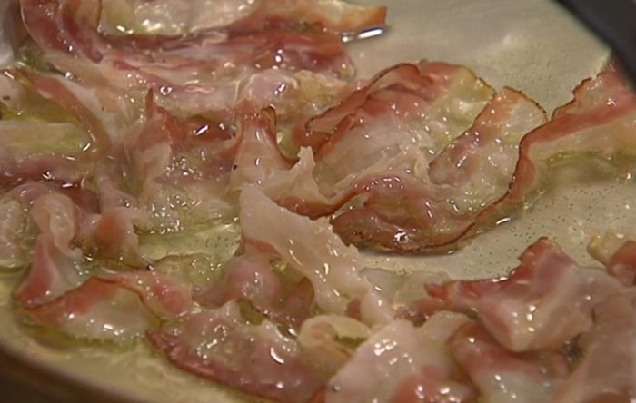 Спагетти с помидорами и беконом