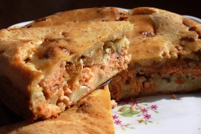 Пирог с семгой и сыром