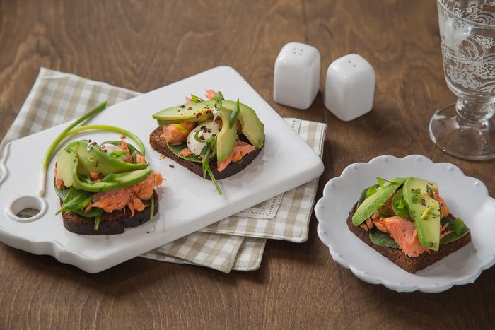 Сэндвич с копченым лососем и авокадо
