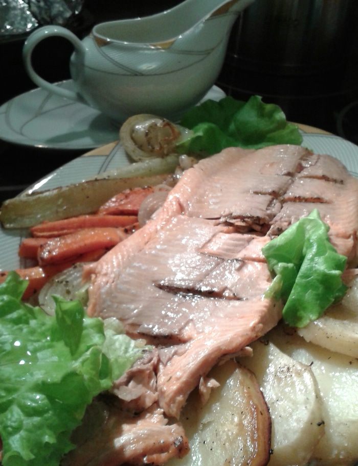 Форель на &amp;quot;подушке&amp;quot; из овощей с ореховым соусом