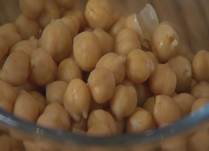 Кростини с оливками и нутом 