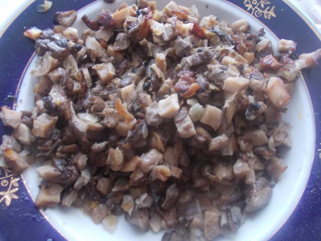 Мини-пироги с квашеной капустой и грибами