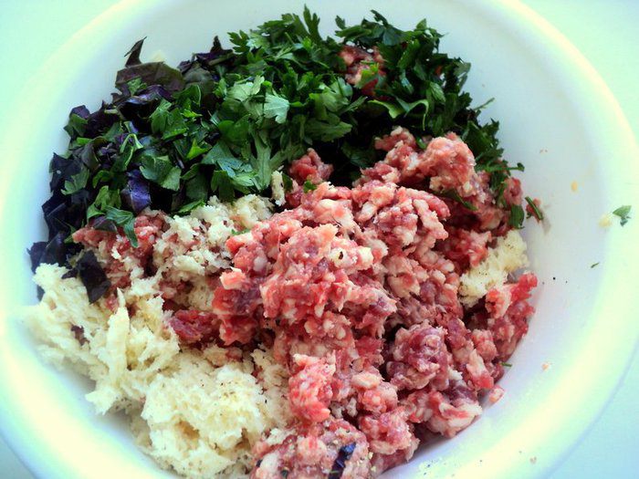 Фрикадельки с базиликом и овощами