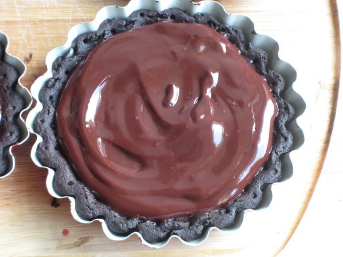 Шоколадные тарталетки с клубникой