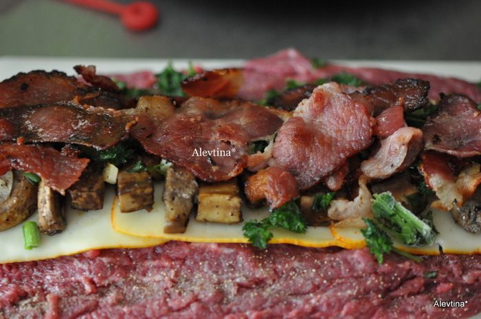 Говяжий рулет с грибами и беконом