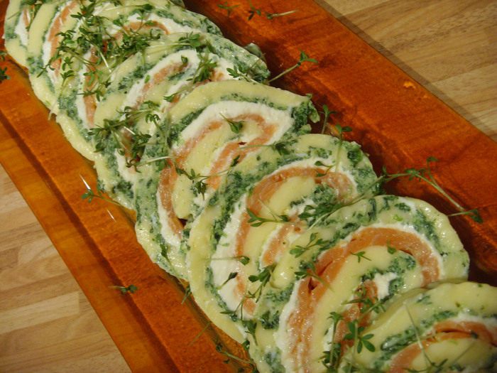 Сырный рулет с лососем и шпинатом