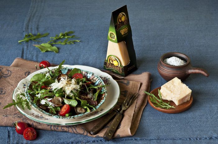 Теплый салат с грибами и сыром Джюгас