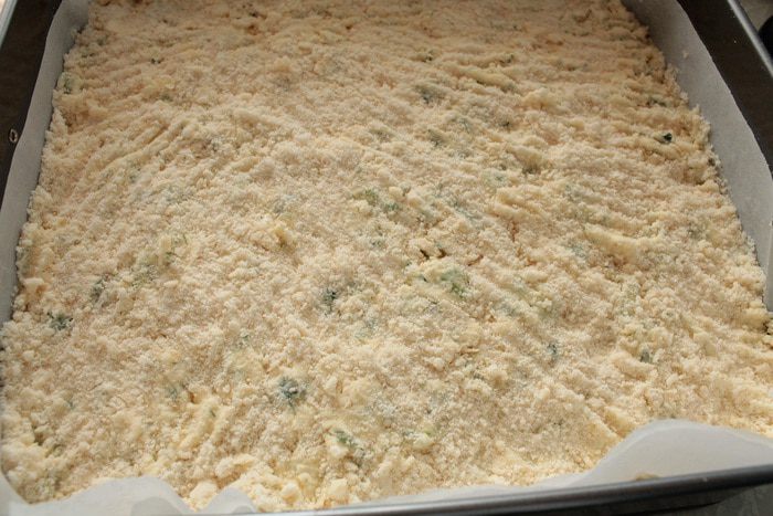 Насыпной пирог с творогом и зеленью