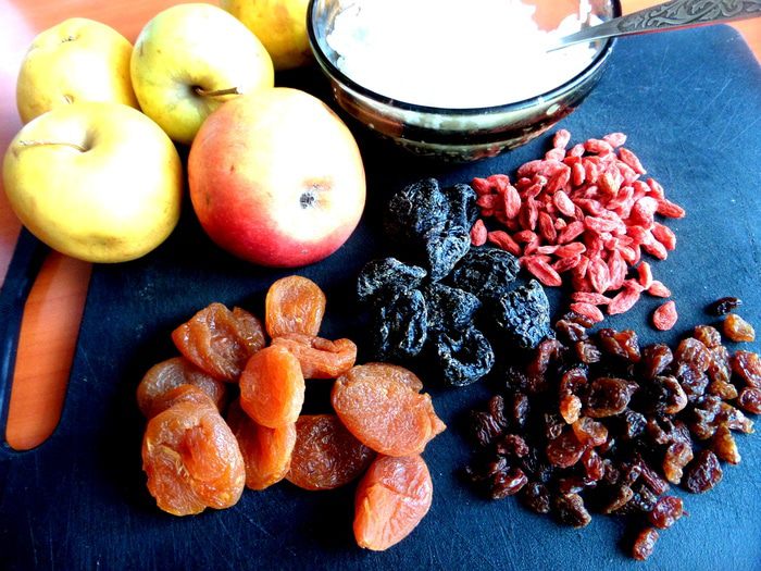 Сладкий суп с рисом, фруктами и ягодами